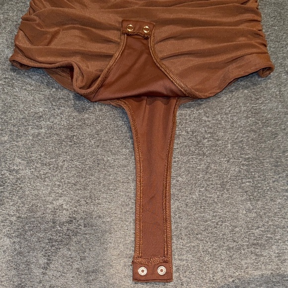 PINKM STYLE- NWOT Women’s Brown Short Sleeve Ruched bodysuit Size Medium - Picture 8 of 11